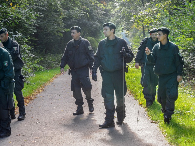 Die Polizei sucht den geistig zurückgebliebenen, jungen Mann mit Hochdruck: Hunde, Helikopter und Hundertschaften kamen bislang mehrfach zum Einsatz. Das Foto zeigt Polizisten einer Hundertschaft, die am Freitag, 27. September, ein kleines Waldstück in Frillendorf und Stoppenberg durchstreiften.