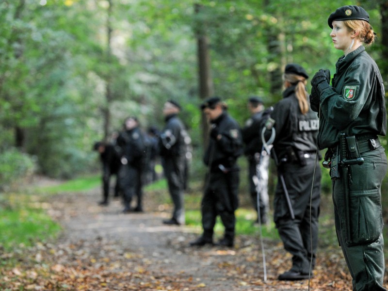 Die Polizei sucht den geistig zurückgebliebenen, jungen Mann mit Hochdruck: Hunde, Helikopter und Hundertschaften kamen bislang mehrfach zum Einsatz. Das Foto zeigt Polizisten einer Hundertschaft, die am Freitag, 27. September, ein kleines Waldstück in Frillendorf und Stoppenberg durchstreiften.