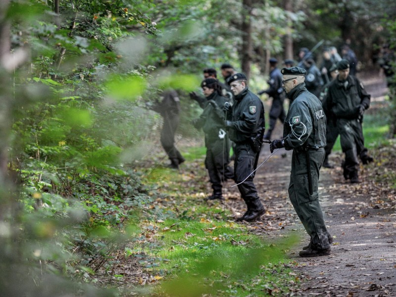 Die Polizei sucht den geistig zurückgebliebenen, jungen Mann mit Hochdruck: Hunde, Helikopter und Hundertschaften kamen bislang mehrfach zum Einsatz. Das Foto zeigt Polizisten einer Hundertschaft, die am Freitag, 27. September, ein kleines Waldstück in Frillendorf und Stoppenberg durchstreiften.