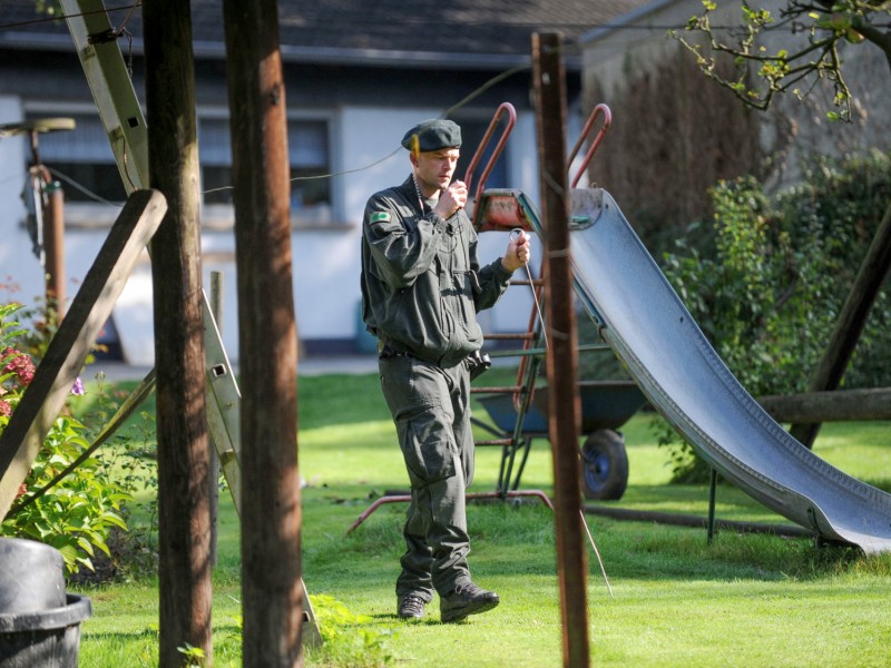 Die Polizei sucht den geistig zurückgebliebenen, jungen Mann mit Hochdruck: Hunde, Helikopter und Hundertschaften kamen bislang mehrfach zum Einsatz. Das Foto zeigt Polizisten einer Hundertschaft, die am Freitag, 27. September, ein kleines Waldstück in Frillendorf und Stoppenberg durchstreiften.