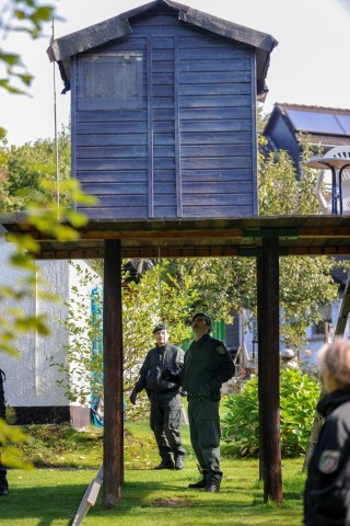 Die Polizei sucht den geistig zurückgebliebenen, jungen Mann mit Hochdruck: Hunde, Helikopter und Hundertschaften kamen bislang mehrfach zum Einsatz. Das Foto zeigt Polizisten einer Hundertschaft, die am Freitag, 27. September, ein kleines Waldstück in Frillendorf und Stoppenberg durchstreiften.