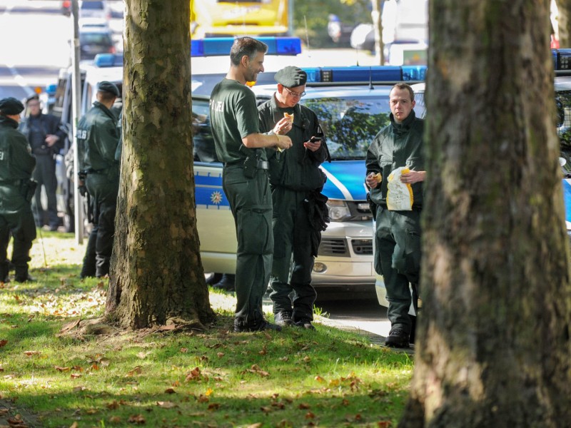 Die Polizei sucht den geistig zurückgebliebenen, jungen Mann mit Hochdruck: Hunde, Helikopter und Hundertschaften kamen bislang mehrfach zum Einsatz. Das Foto zeigt Polizisten einer Hundertschaft, die am Freitag, 27. September, ein kleines Waldstück in Frillendorf und Stoppenberg durchstreiften.