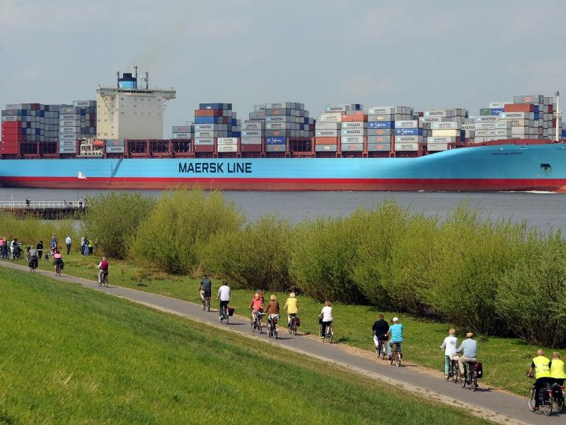 Das Alte Land ist eine Region in Hamburg und Niedersachsen, die sich für ausgedehnte Radtouren empfiehlt - hier eine Szene am Elbedeich bei Borstel.