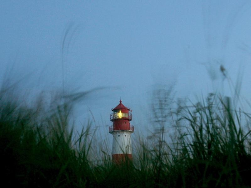 Der Leuchturm am Strand bei Falshöft ist rotweiß geringelt wie im Bilderbuch.