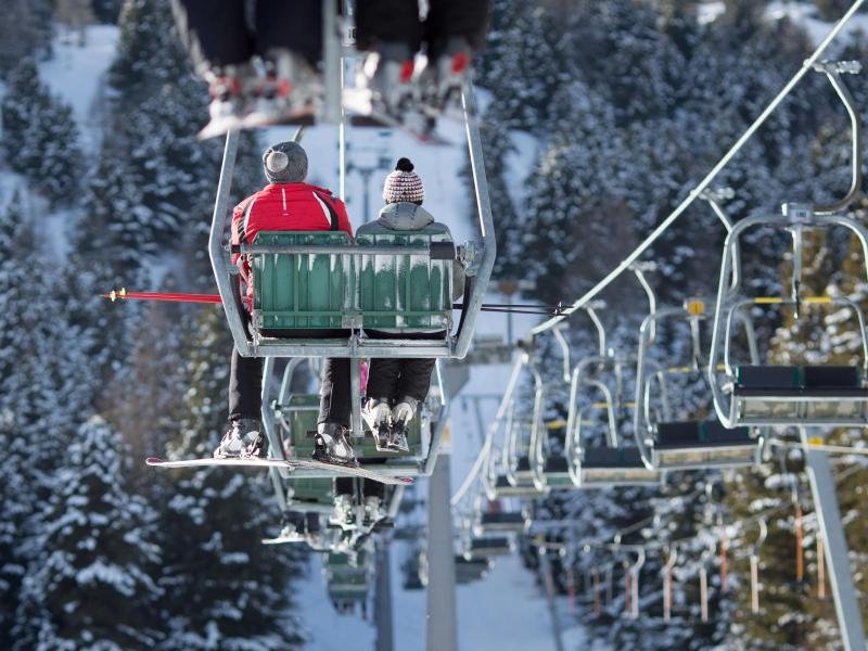 Der Sessellift bewegt sich aufwärts - das gilt allerdings auch für die Zahl der Corona-Fälle in Österreich und in anderen Wintersportregionen.