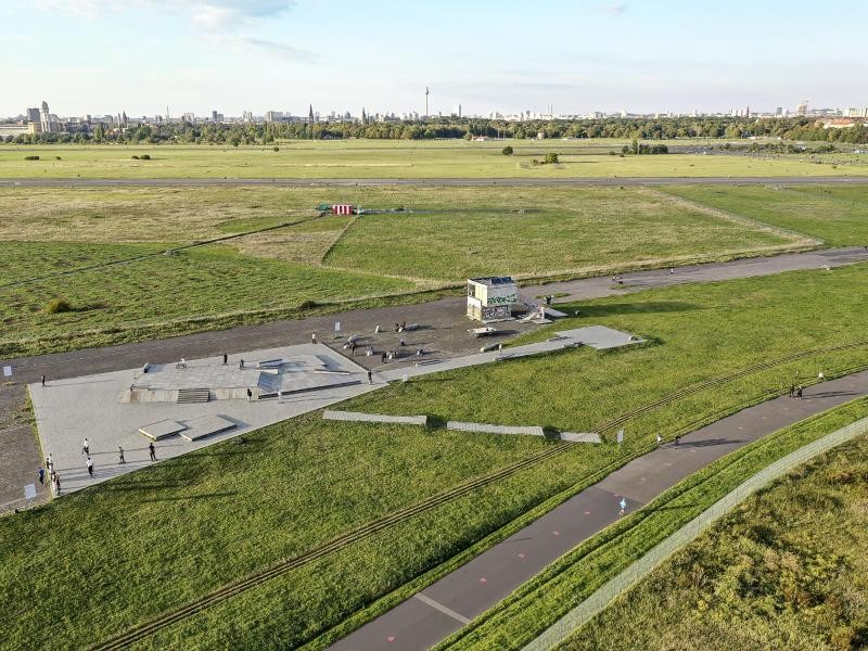 Der ehemalige Berliner Flughafen Tempelhof ist mit seinen 300 Hektar heute die größte innerstädtische Freizeitfläche der Welt.