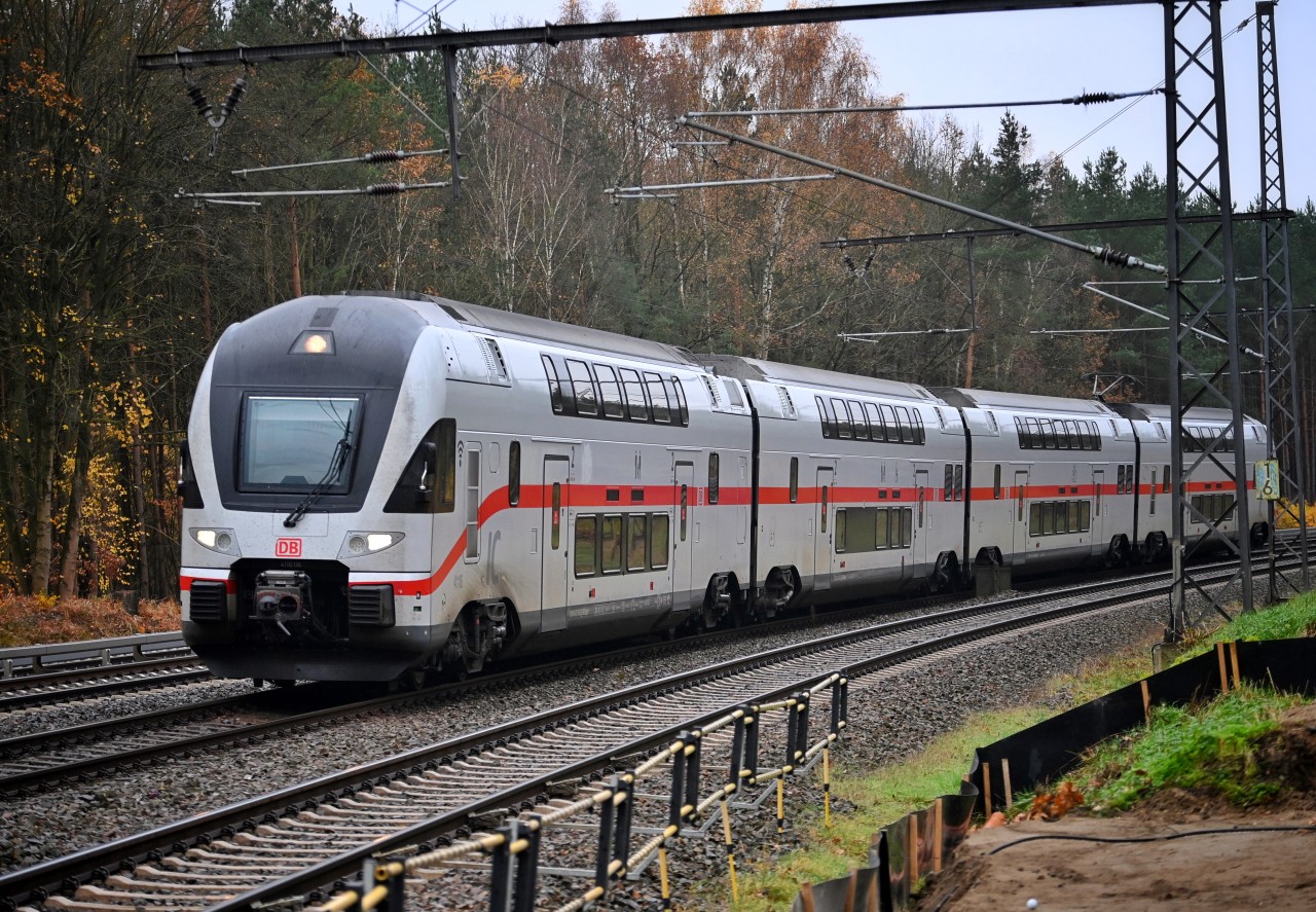 Das Auto wurde von einem Intercity erfasst, der auf dem Weg von Dortmund nach Frankfurt war. (Symbolbild)