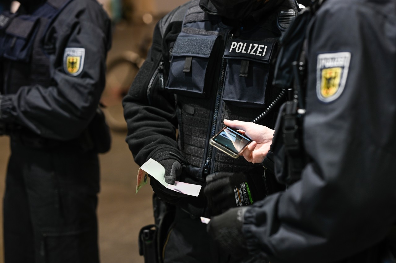Die Polizei Dortmund hielt Dienstagnacht zwei Autofahrer auf, die zuvor über den Dortmunder Wall gerast waren. (Symbolbild)