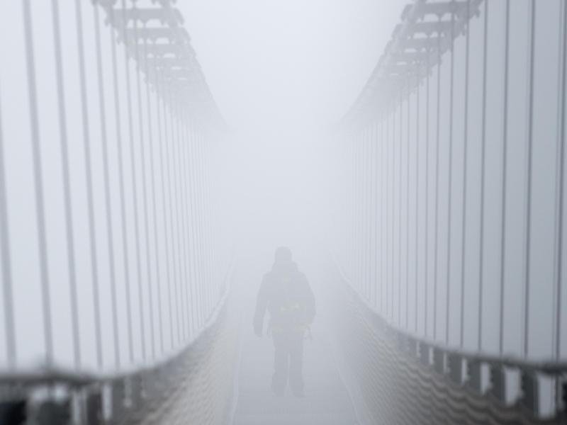 Dichter Nebel rund um die neue Seilhängebrücke im Oberharz nahe der Rappbode-Talsperre - das Bauwerk soll am 7. Mai eröffnet werden.