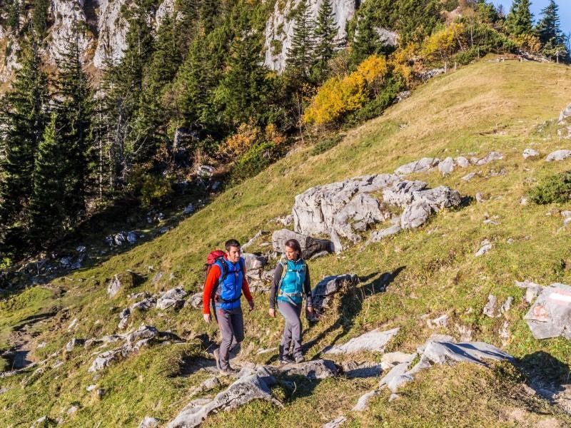 Die Chiemgauer Alpen - hier das Kampenwandgebiet - lassen sich am besten in Wanderschuhen entdecken.