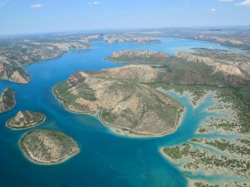 Die Inselwelt von Talbot Bay aus der Luft: Westaustralien hat Reisenden viel zu bieten, auch wenn die berühmtesten Sehenswürdigkeiten im östlichen Landesteil liegen.