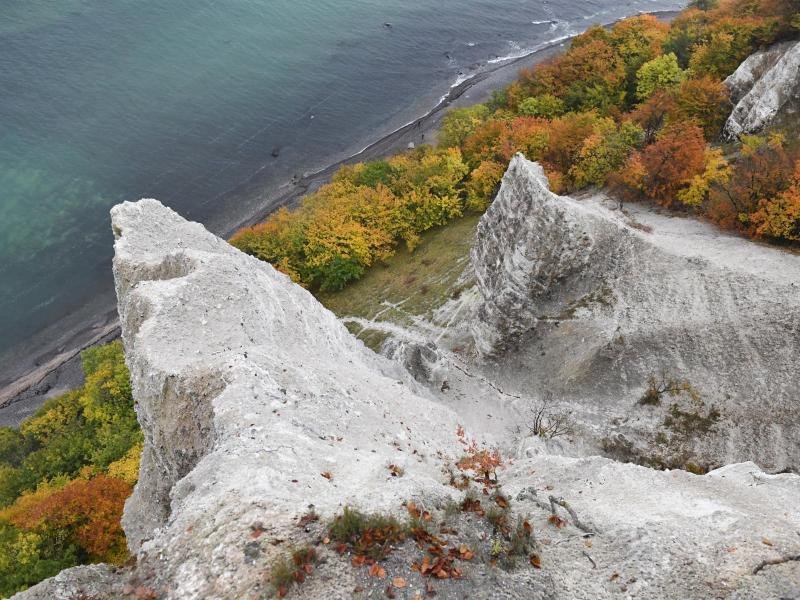 Die Kreidefelsen an der Ostsee im Nationalpark Jasmund auf der Insel Rügen. Das Besucherzentrum am Wahrzeichen der Insel bekommt nun eine Überholung.