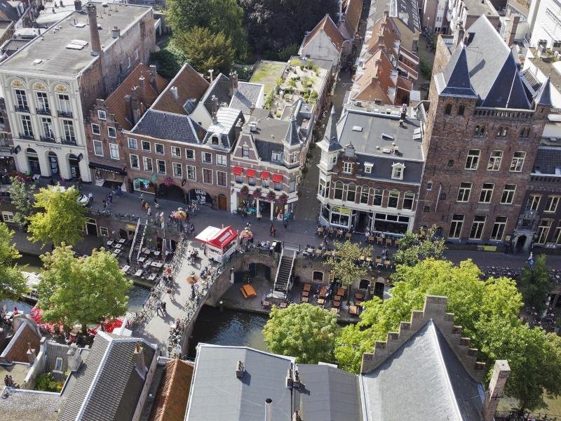 Die Oudegracht zieht sich einmal durch Utrecht - und Einheimische und Besucher wie magisch an.