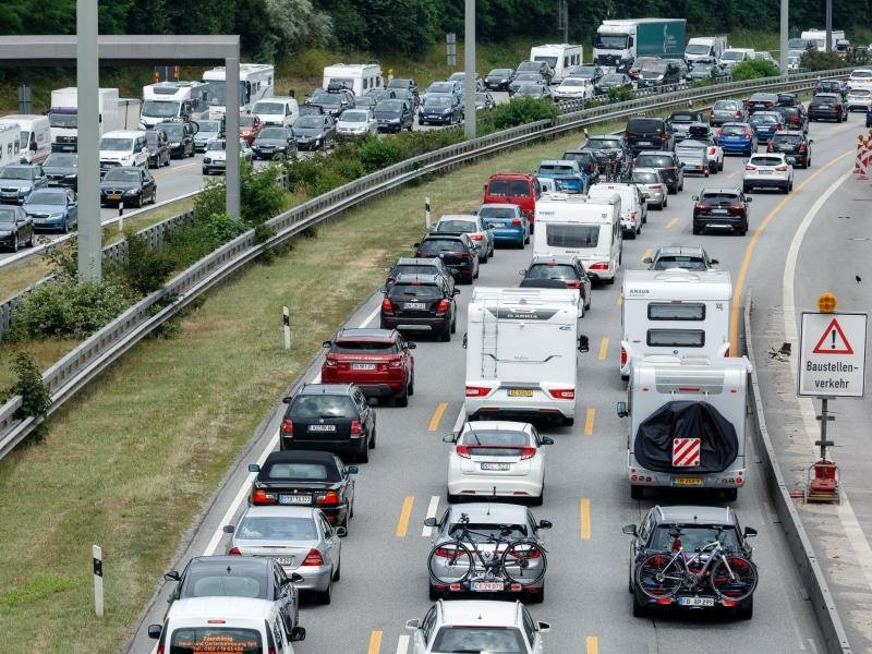 Die Sommerferien bringen quer durchs Land eine Menge Fahrzeuge auf die Fernstraßen. Der ADAC rechnet in den nächsten Tagen mit zahlreichen Staus.