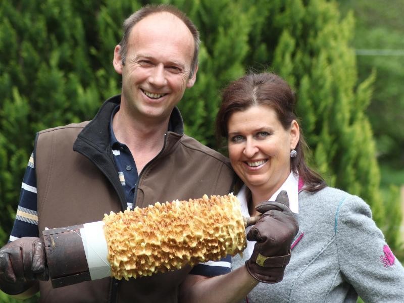 Die Wirtsleute Angelika und Hannes Larch zeigen Touristen, wie die sogenannte Prügeltorte hergestellt wird - eine Spezialität des kleinen Dorfes Brandenberg nahe Alpbach.