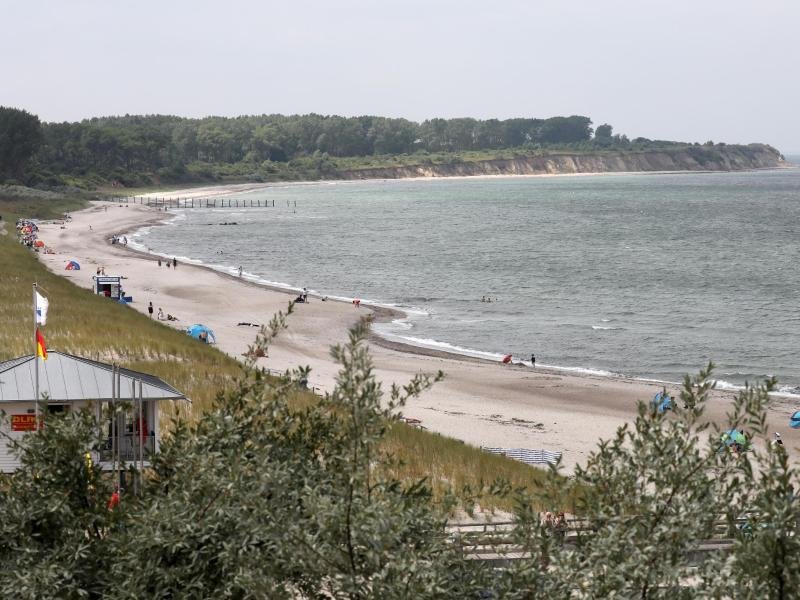 Die gesperrte Ostseehalbinsel Wustrow (hinten), vorn der Ostseestrand von Rerik. Für Jahrzehnte war die Halbinsel Wustrow geheimnisumwittert.