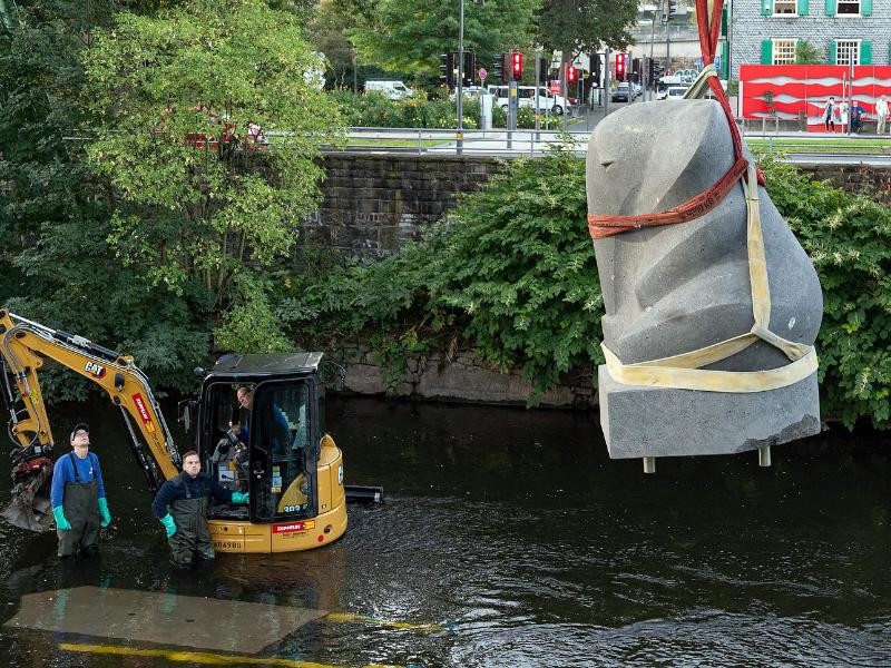 Die später in der Wupper platzierte Skulptur erinnert an den legendären Sprung der Elefantin Tuffi vor gut 70 Jahren aus der Wuppertaler Schwebebahn.