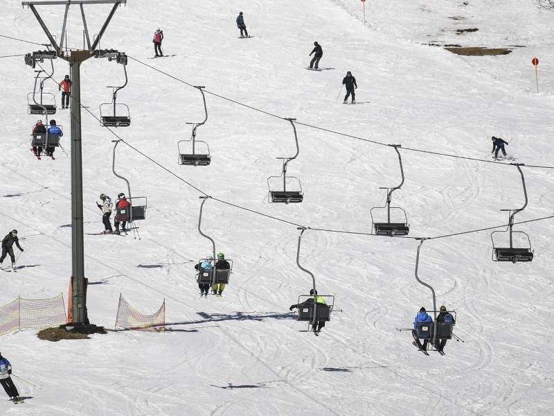 Die vergangene Wintersaison ist wegen der Corona-Pandemie für die Skigebiete ein Totalausfall gewesen. Bei mancherorts stark steigenden Corona-Zahlen wird wohl auch diese Saison schwierig.