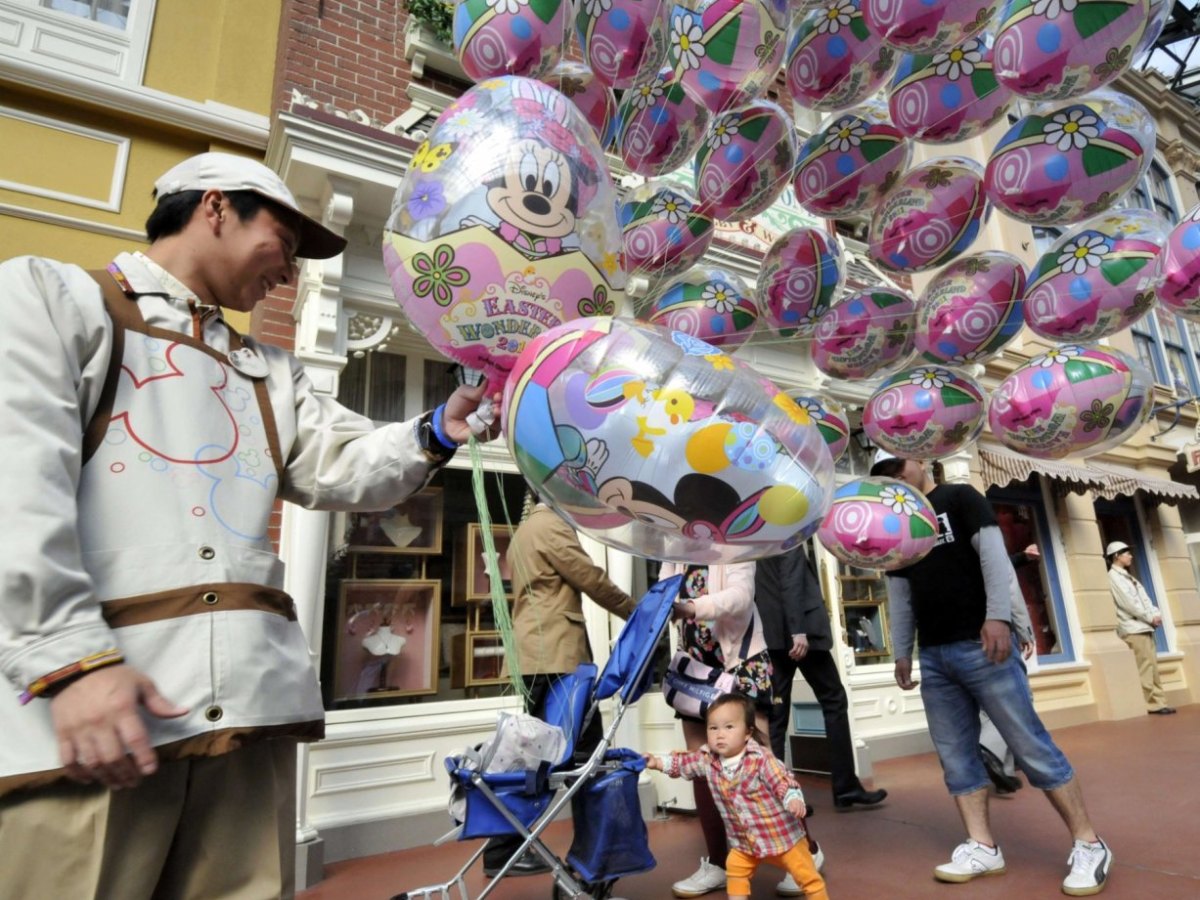 Disneyland Tokio Luftballlons Helium.jpg