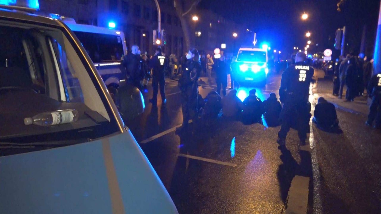Dortmund: Die Polizei musste eine Sitzblockade bei einer Querdenker-Demo am Montag auflösen.