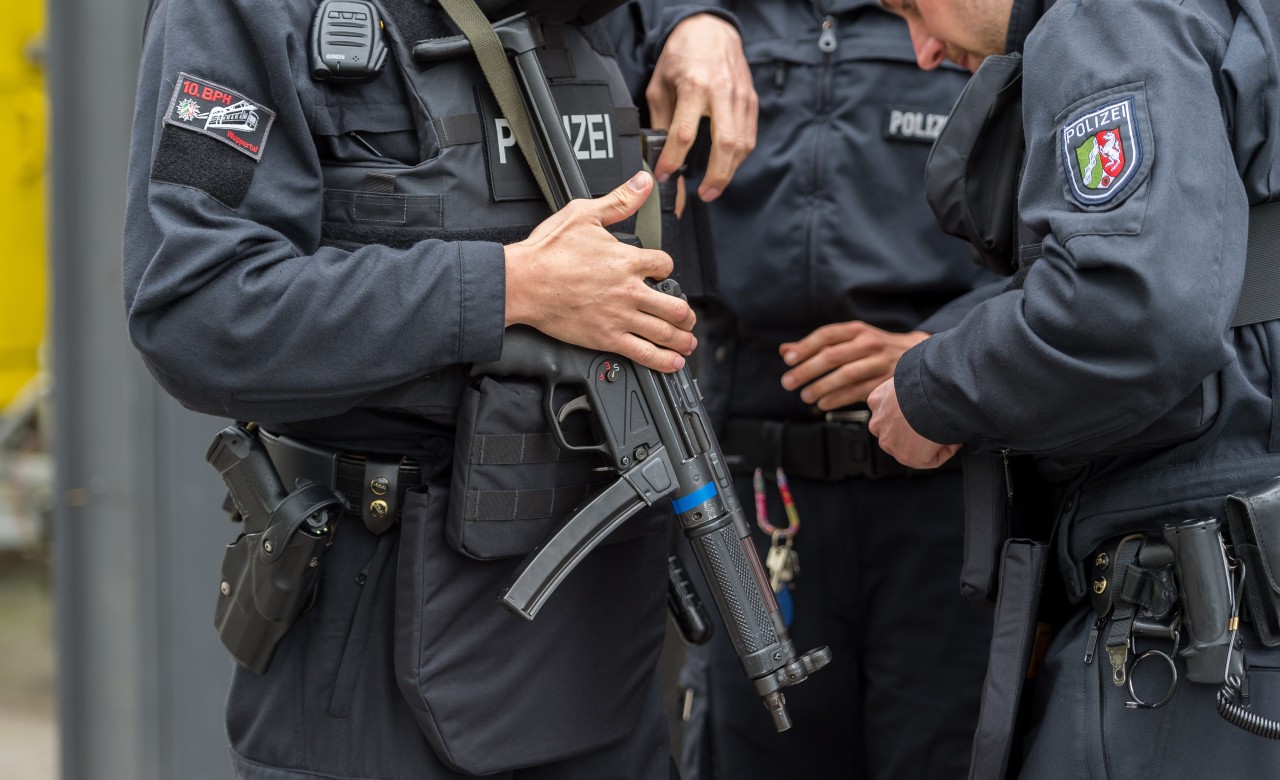 In Dortmund sind am Montagabend schwer bewaffnete Polizisten aufgetaucht. (Symbolbild)