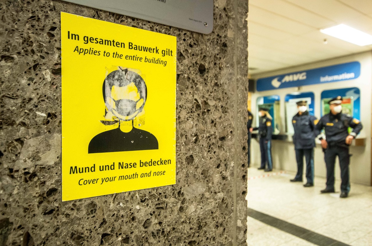 Auch in Dortmund gilt weiterhin die Maskenpflicht in Bus- und Bahn. (Symbolbild)