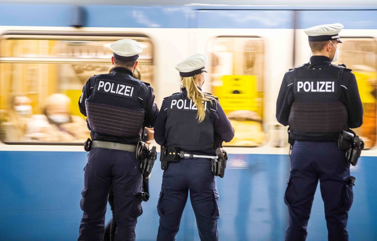 Dortmund-U-Bahn-Polizei.jpg