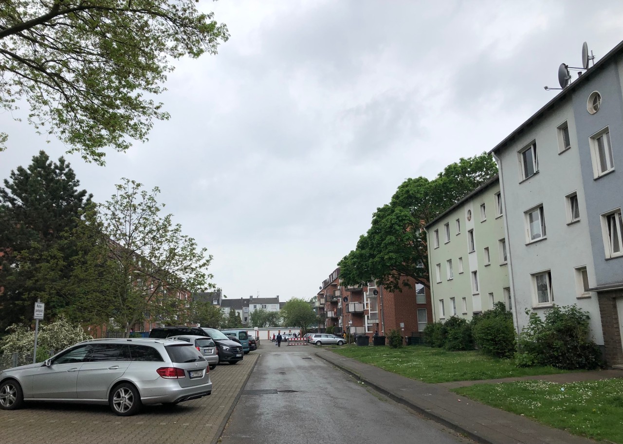 Die Einfahrt zur Sackgasse am Erlinghagenplatz in Duisburg-Friemersheim.