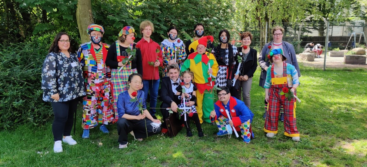 Duisburg: Müjgan Bayur vom Kiebitz (dritte von rechts) und Hatice Teymur vom RiZ (links) haben auch dieses Jahr erneut das Festival in Marxloh auf die Beine gestellt. Zwischen ihnen die Schauspielenden von KiT mitsamt Choreograf und Theaterpädagogen.