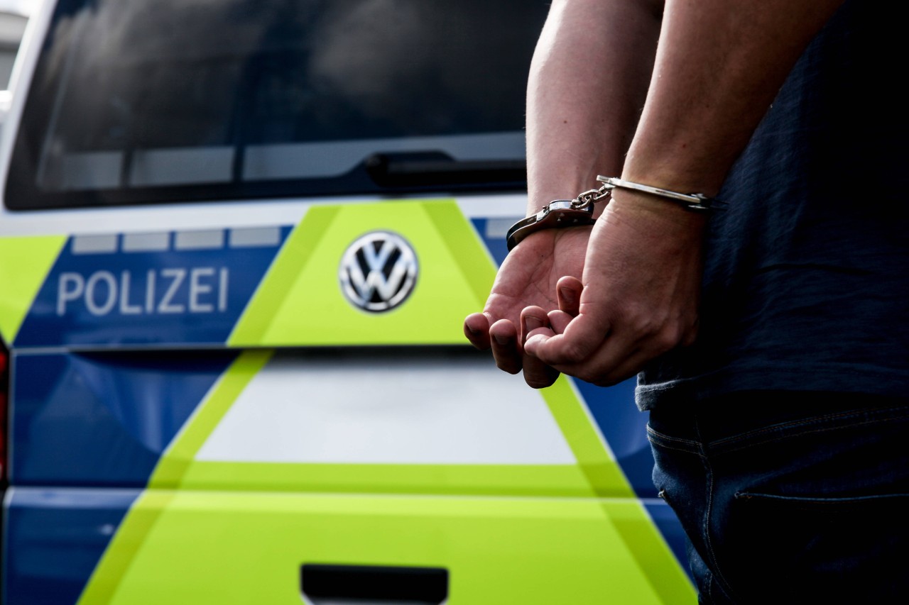 Die Polizei nahm den Schwarzfahrer mit auf die Wache. (Symbolbild)