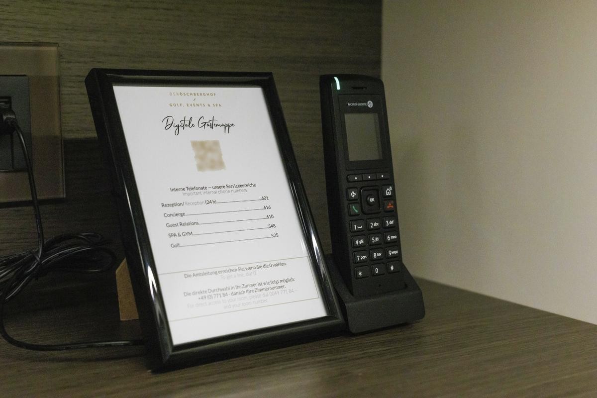 Ein Aufsteller mit einem QR-Code für die digitale Gästemappe steht in einem Hotelzimmer des "Öschberghof". 