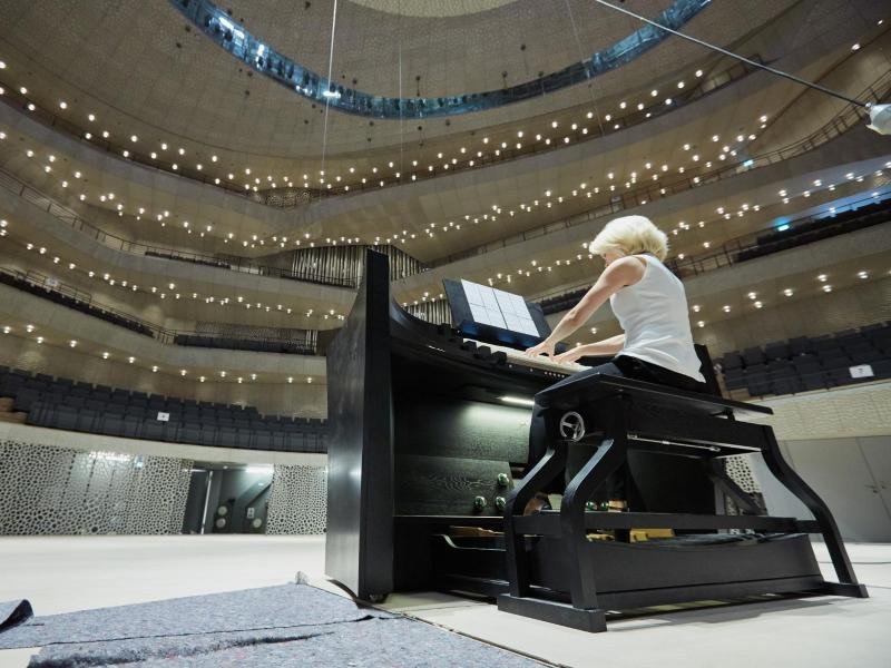 Ein Blick in den Großen Saal der Elbphilharmonie mit der Titularorganistin Iveta Apkalna: Musikfreunde und Klassikkenner sollen sich in der Elbphilharmonie wohlfühlen.