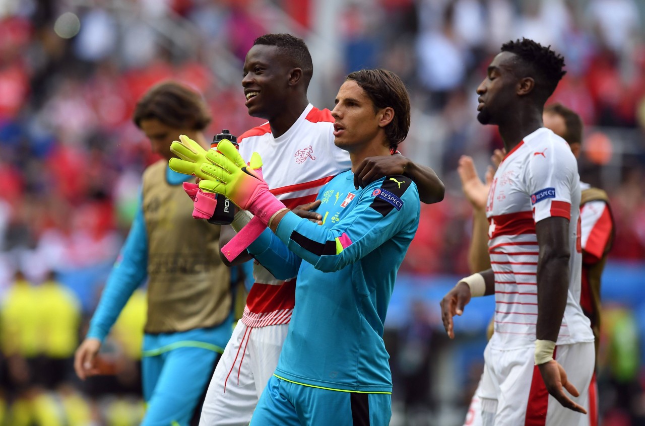 Breel Embolo und Yann Sommer spielen für die Schweizer Nationalmannschaft.