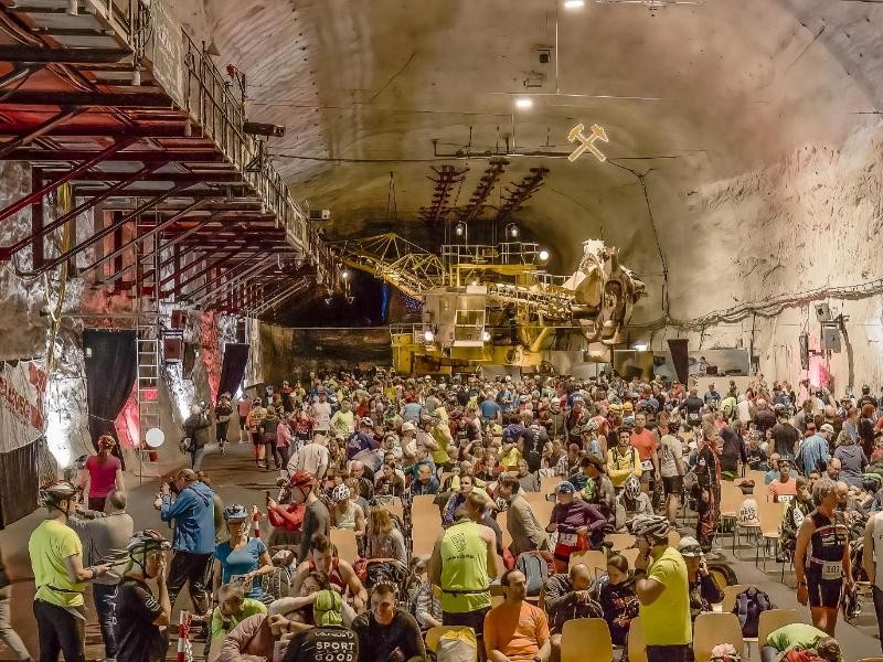 Erlebnisbergwerk Merkers in Thüringen: Förderkörbe bringen Besucher 500 Meter tief unter die Erde. Dort wird geklettert, gerannt und geradelt. Außerdem gibt es einen Konzertsaal mit einer besonderen Akustik.