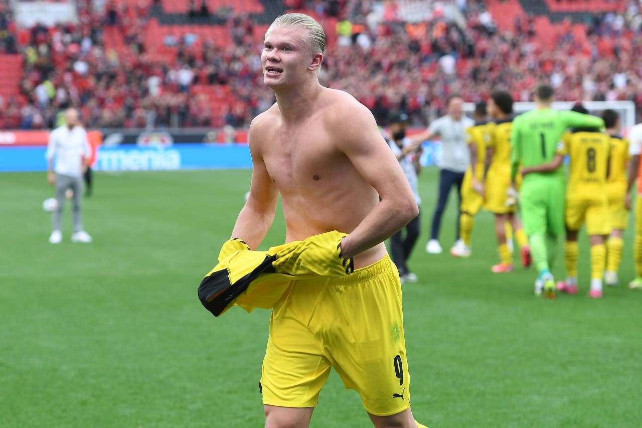 Erling Haaland zieht blank, um Fan eine Freude zu machen. 