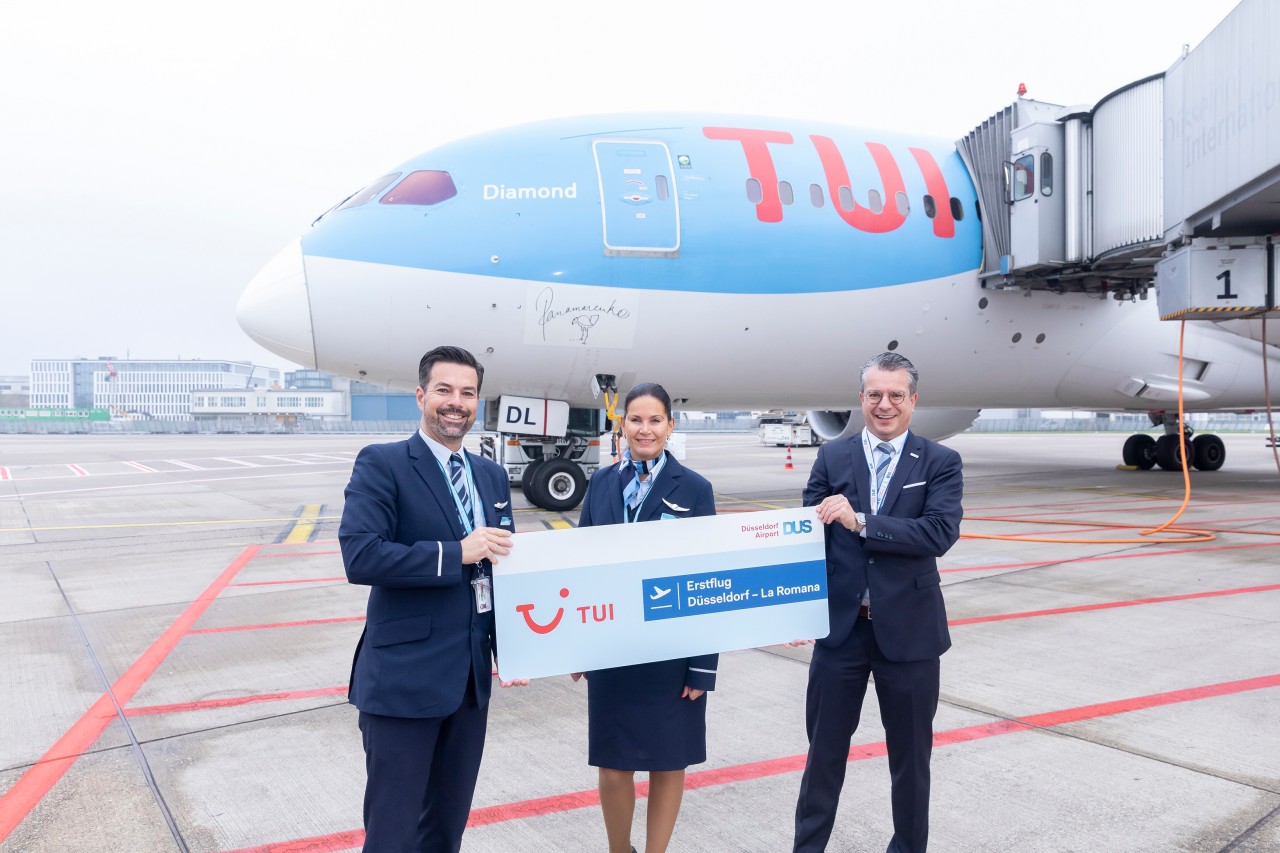 Ulrich Topp, Leiter Aviation Marketing am Düsseldorfer Flughafen (rechts), verabschiedet gemeinsam mit Flugbegleiterin Nathalie Demey (mitte) und Flugbegleiter Dirk Vlieghe (links)den ersten TUI-Flug nach La Romana in der Dominikanischen Republik.