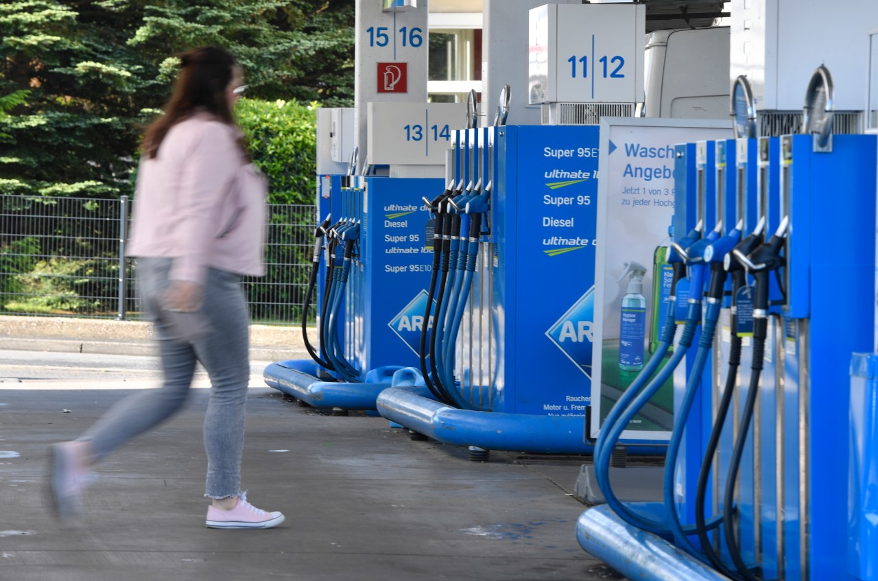 Eine Frau wollte nur in Ruhe tanken, als sie in Essen grundlos beleidigt wurde. (Symbolbild)