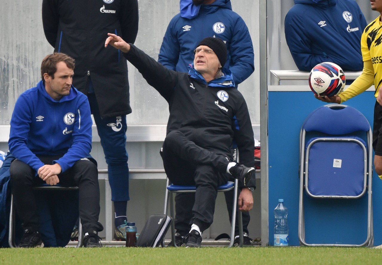 Nach der Derby-Niederlage des FC Schalke 04 gab es Ärger. U19-Trainer Norbert Elgert zeigte sich enttäuscht. (Archivbild)