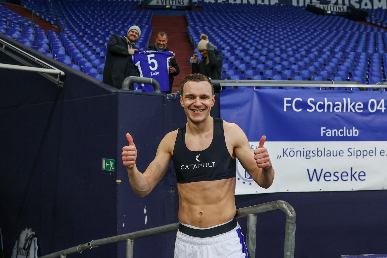 Marius Lode feierte beim FC Schalke 04 sein Debüt und übergab nach dem Schlusspfiff sein Trikot an S04-Legende Ebbe Sand (Hintergrund).