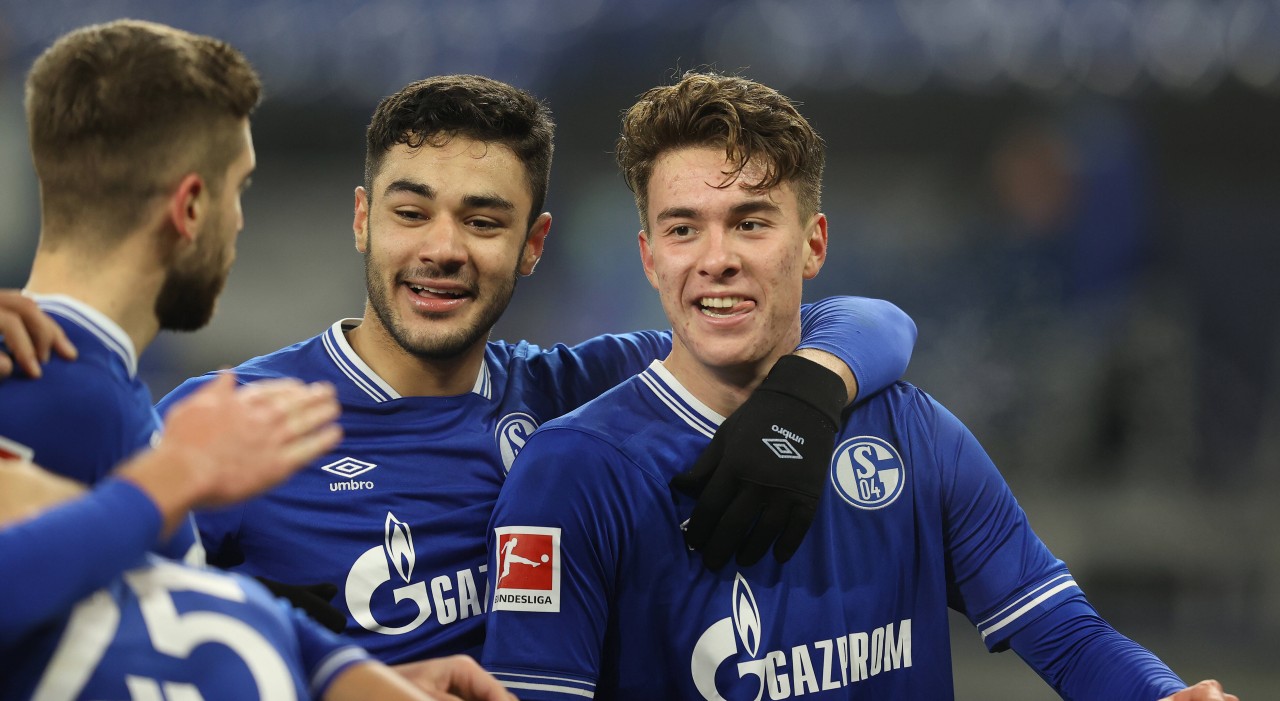 Der FC Schalke 04 soll ein Angebot für Ozan Kabak akzeptiert haben.