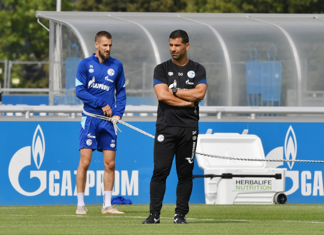 FC Schalke 04: Trainer Dimitrios Grammozis (r.) strich Dominick Drexler (l.) beim letzten Spiel aus dem Kader.  