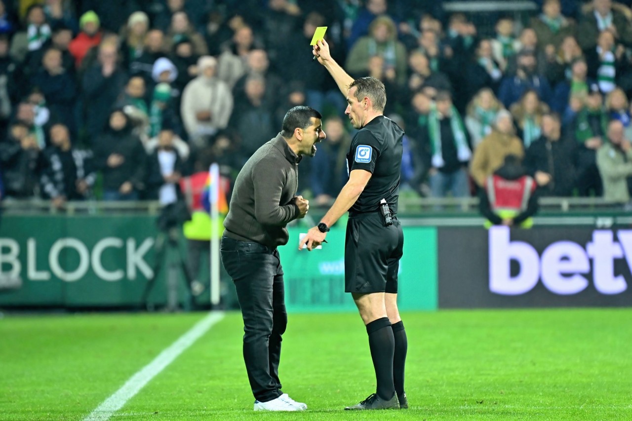 FC Schalke 04 - Werder Bremen: S04-Trainer Dimitrios Grammozis tobt nach dem Elfmeter und kassiert dafür die Gelbe Karte.
