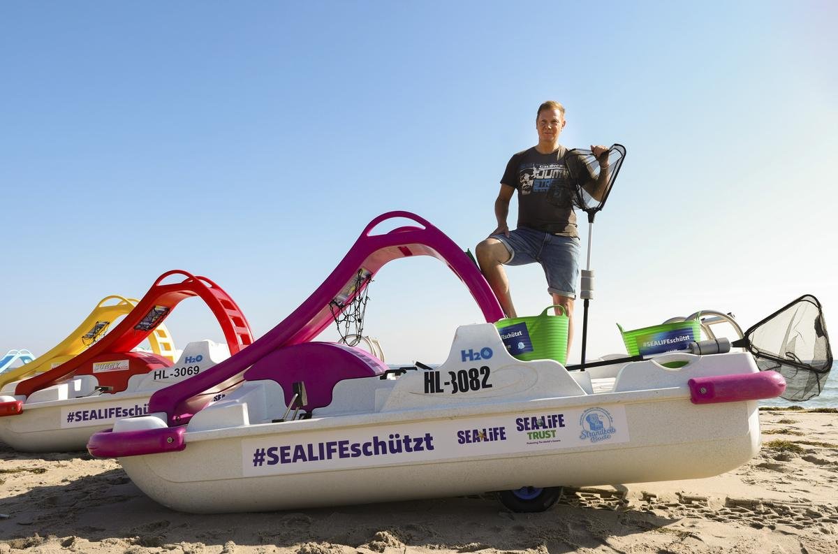 Fabian Harloff steht an der Ostsee kurz vor seinem Einsatz als Müllsammler auf einem Tretboot