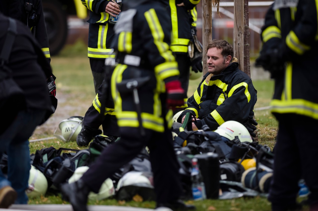 Ein erschöpfter Feuerwehrmann beim Einsatz am Bergmannsheil.