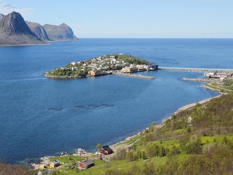 Das Fischerdorf Husøy an der Westküste Senjas liegt relativ abgelegen - inmitten rauer, wunderschöner Natur.