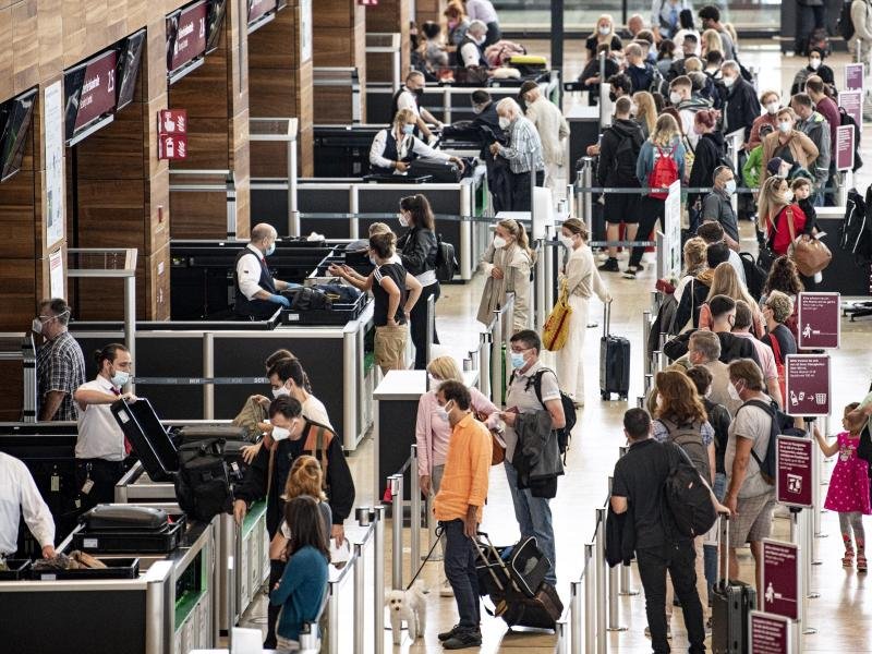 Fluggäste der Lufthansa sollten sich auf lange Wartezeiten beim Check-In einstellen.