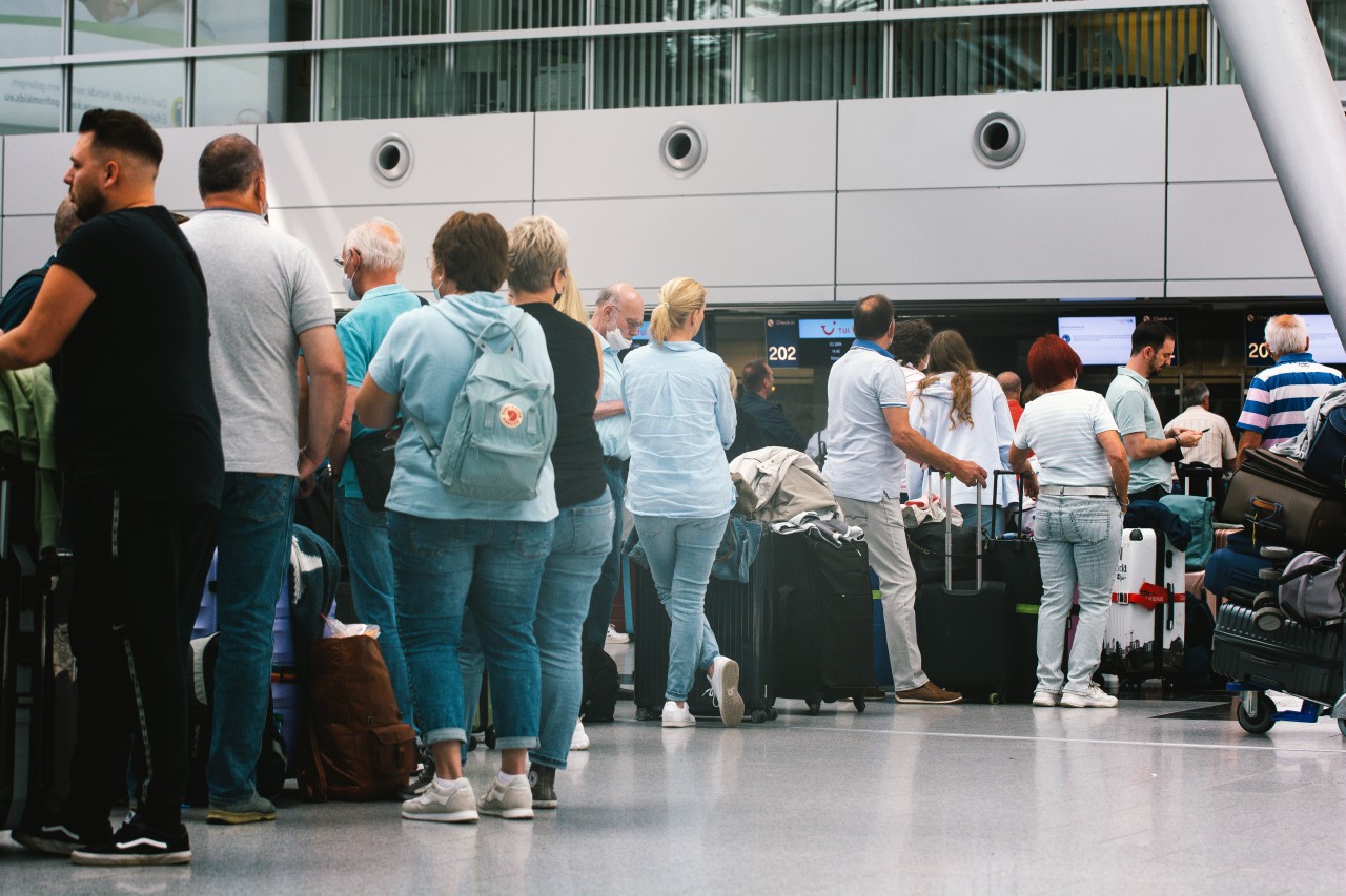 Am Flughafen Düsseldorf musst du aktuell reichlich Geduld mitbringen.