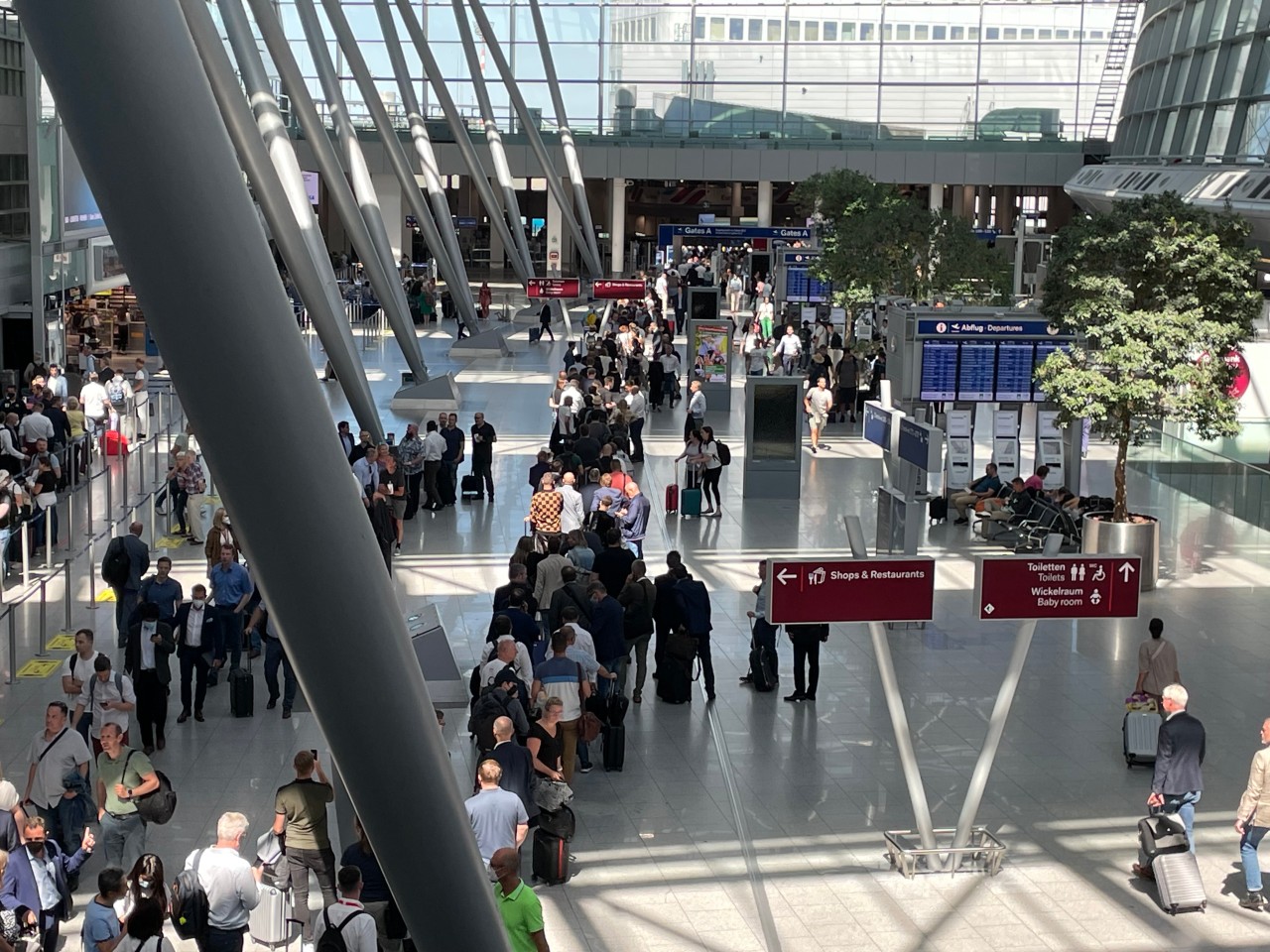 Flughafen Düsseldorf: Wegen des lästigen Wartens sind einige Passagiere ziemlich ausgerastet.