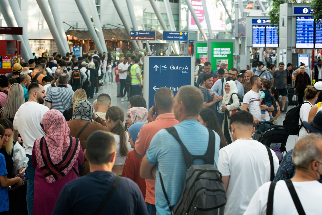 Am Flughafen in Düsseldorf wird zum Ferienbeginn in NRW mit großem Andrang gerechnet.