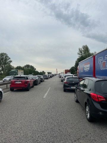 Auf der Flughafenbrücke kurz vor dem Flughafen Düsseldorf staut es sich. 